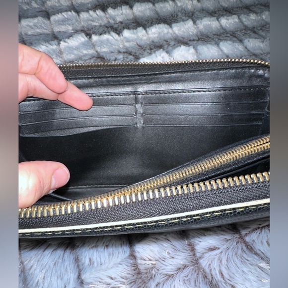 Authentic Louis Vuitton Suhali Zippy Long
Wallet black- excellent condit… - Picture 2 of 13